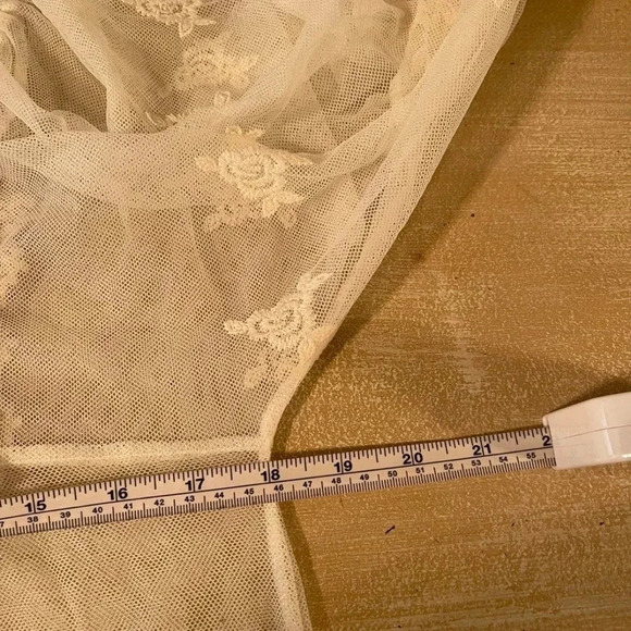 GORGEOUS crochet/lace tunic with bell sleeves. - Picture 7 of 11